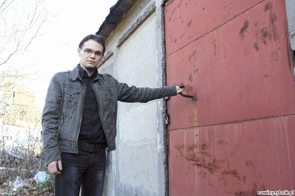 Rafał Guzowski, rzecznik GSM, wskazuje budynek, w którym powstaną mieszkania socjalne / Adrian Karpeta