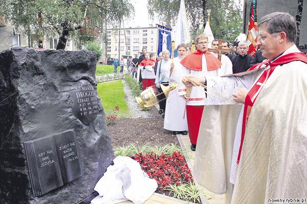 Niedawno boguszowiczanie uczcili pamięć swojego księdza Marka Drogosza, nadając jego imię skwerowi w dzielnicy i odsłaniając na nim pamiątkowy obelisk / Dominik Gajda