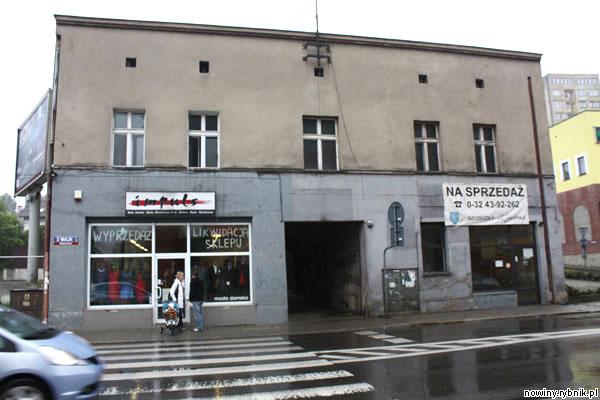 Budynek został wybudowany przed drugą wojną światową. Przed laty mieścił się tam słynny sklep dworcowy, czynny nawet w niedziele. / Adrian Karpeta