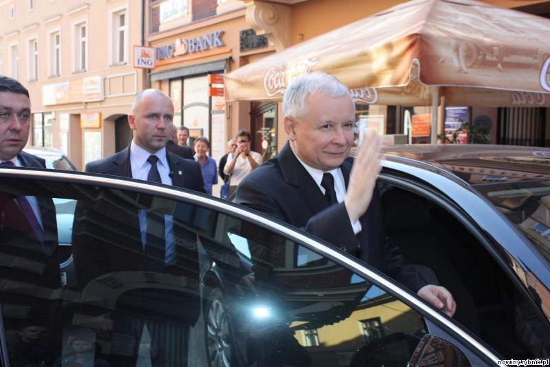 Jarosław Kaczyński wyjeżdża z Rybnika / Adrian Karpeta