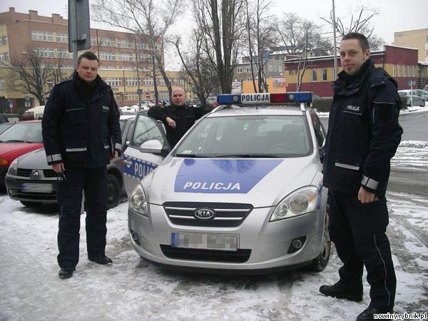 Policjanci z rybnickiej prewencji (od lewej): Rafał Grabara, Dariusz Mizera i Piotr Kopiec / Iza Salamon