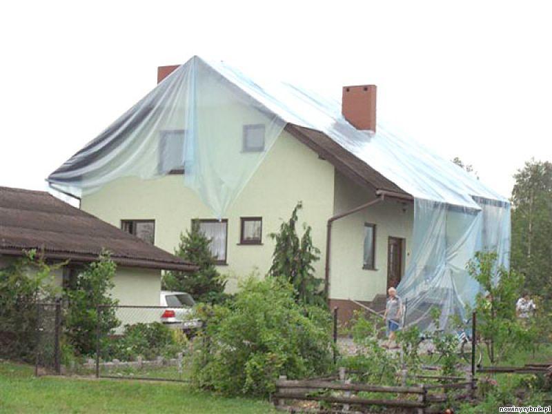 Niebieska folia zabezpieczająca i zniszczone dachy stały się znakiem rozpoznawczym kilku miejscowości w powiecie wodzisławskim