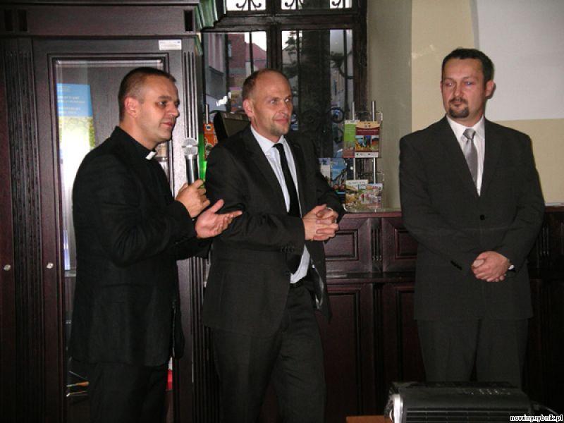 Od lewej: ksiądz Daniel Ferek, Sławomir Kulpa oraz Dariusz Dyrszlag / Iza Salamon