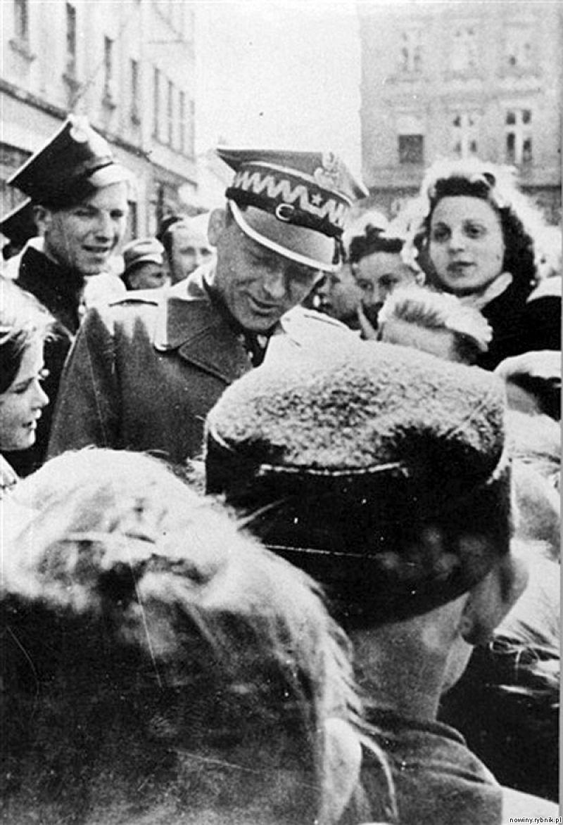 Wiosną 1945 roku do Rybnika przyjechał generał Aleksander Zawadzki w Rybniku, świeżo upieczony wojewoda śląsko-dąbrowski. Witały go tłumy / Muzeum w Rybniku