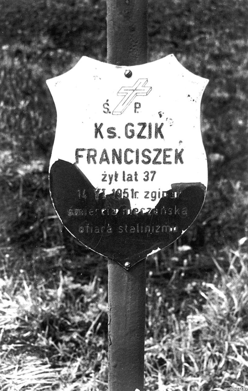 Tabliczka z grobu księdza Gzika / Ryszard Frączek