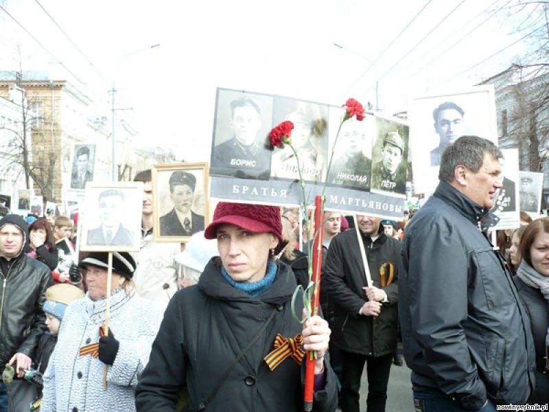 Olga Gulievskaja w Marszu Pamięci - Pułk Nieśmiertelnych w Tomsku. Niesie fotografie czterech braci Martjanow / Archiwum