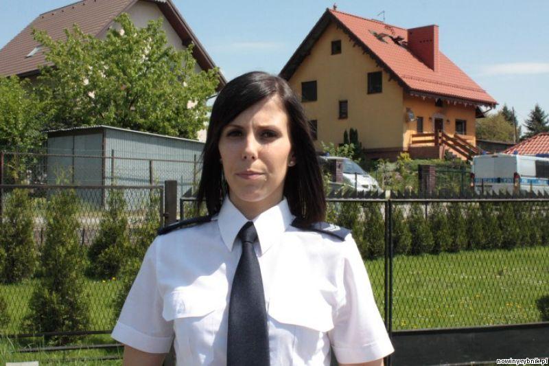 Magda Szust, rzeczniczka jastrzębskiej policji, przed domem, w ktrym doszło do tragedii / Adrian Karpeta