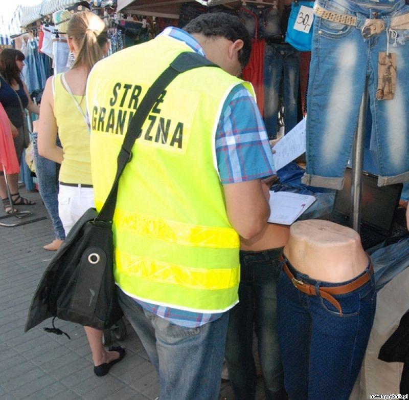 Nielegalni cudzoziemcy, głwnie obywatele Ukrainy, często handlują na bazarach / ŚMOSG