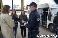 Młodzież i policjanci ostrzegali przed kieszonkowcami. / Policja Żory