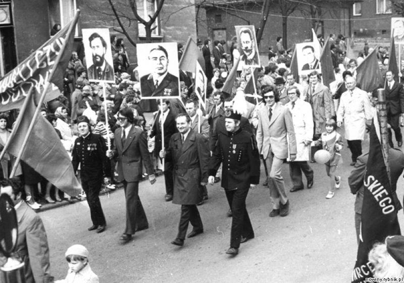 1 maja 1975 w Rybniku. Prawie każdy uczestnik pochodu nisł zdjęcie jakiegoś partyjnego dygnitarza albo szturmwkę  / Muzeum w Rybniku