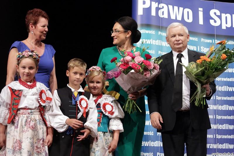Prezes PiS Jarosław Kaczyński, poseł Izabela Kloc i dzieci z przedszkola w Chwałowicach / Dominik Gajda