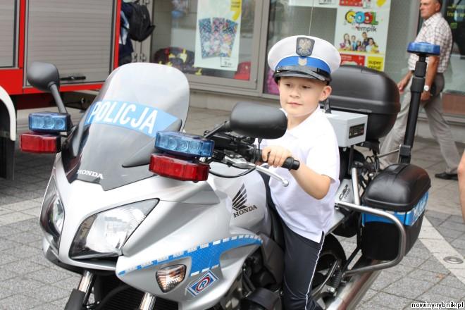 Zdjęcie na policyjnym motocyklu - świetna pamiątka / Adrian Karpeta