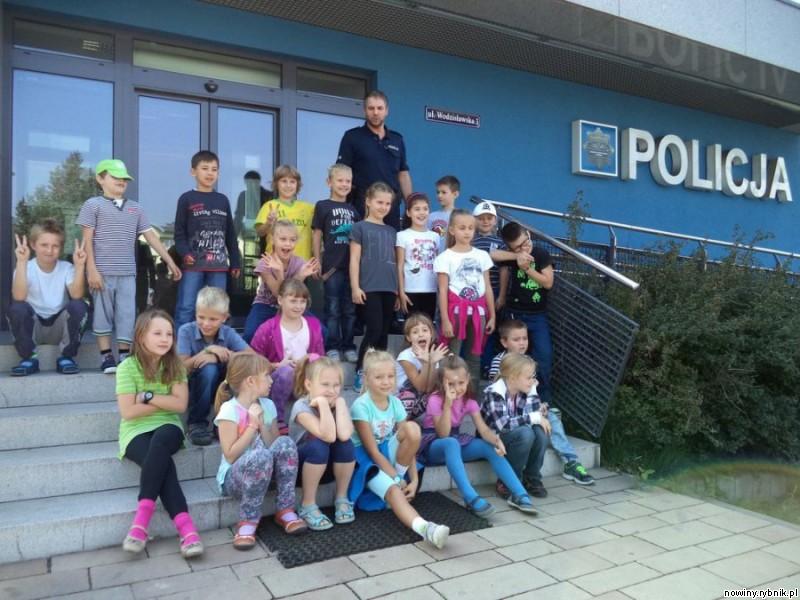 Dzieci zwiedziły komendę policji. / Policja Żory