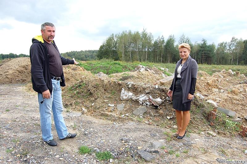 Joanna Gabryś i Florian Żur pokazują śmieci na terenie budowy / Ireneusz Stajer
