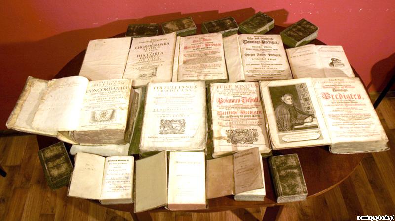Książki przeleżały w walizce w starym domu w Polomi / Archiwum