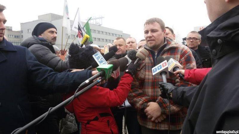 Tomasz Wysocki rozmawia z dziennikarzami w czasie strajku / Archiwum