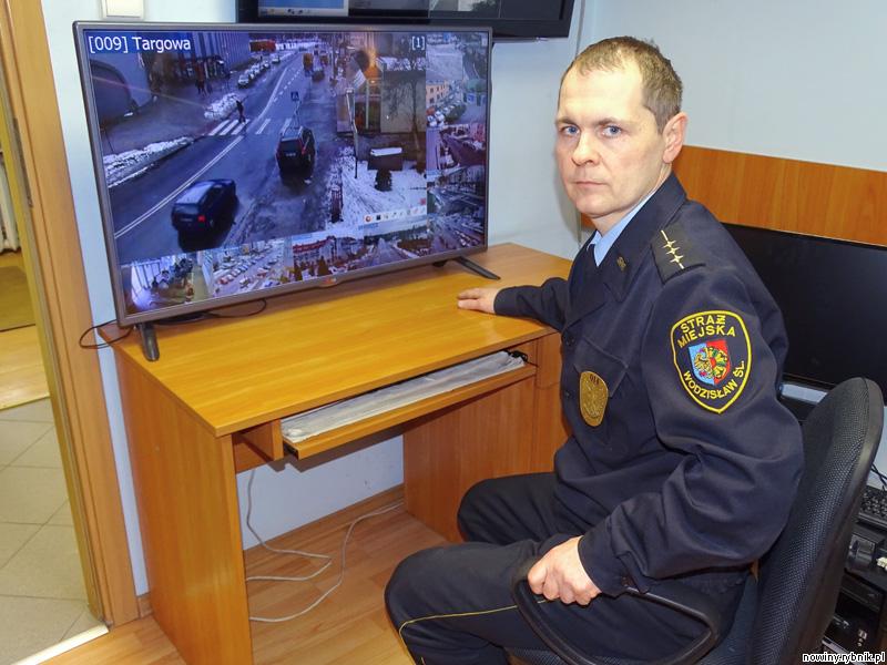 Strażnik Dariusz Swoboda w centrum monitoringu / Iza Salamon