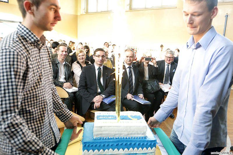 Nie obyło się bez okolicznościowego tortu / Dominik Gajda
