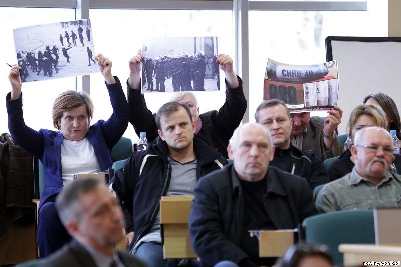 Działacze związkowi przyszli na sesję ze zdjęciami z interwencji / Dominik Gajda