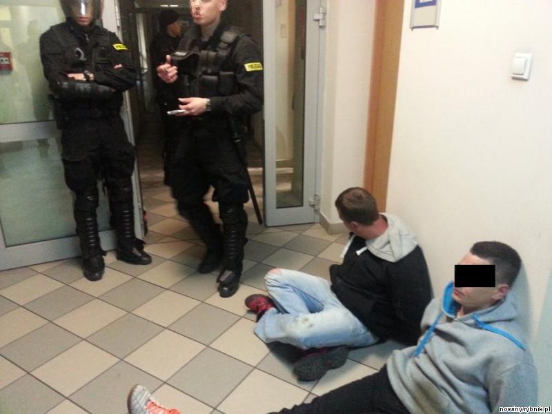 Do tej chwili zatrzymano 30 chuliganów biorących udział w starciu z policjantami. / Policja Gliwice