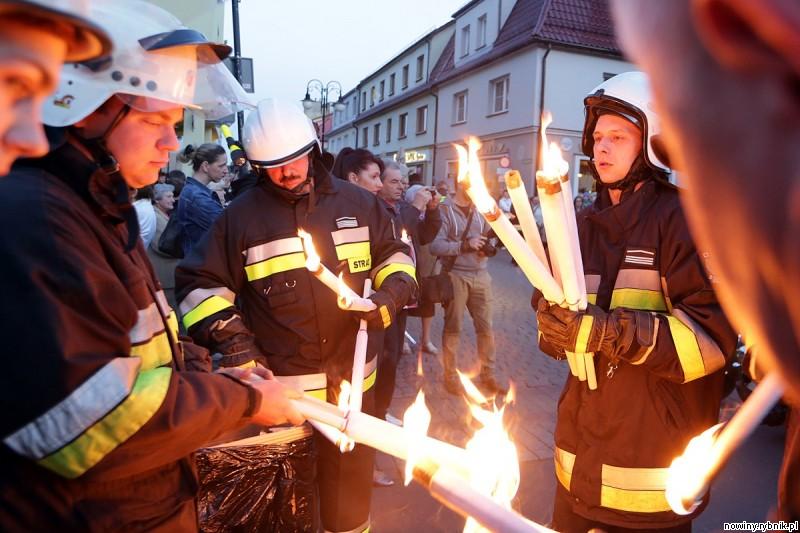 Ogień podawali strażacy. / Dominik Gajda