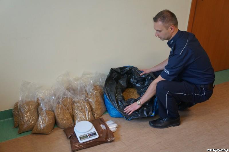 Policjanci znaleźli w mieszkaniu ponad 12 kg krajanki tytoniowej / Policja Racibórz