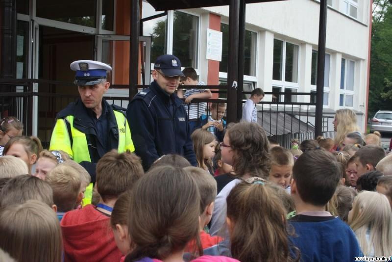 Policjanci przypomnieli dzieciom o bezpieczeństwie w czasie wakacji / Policja Jastrzębie