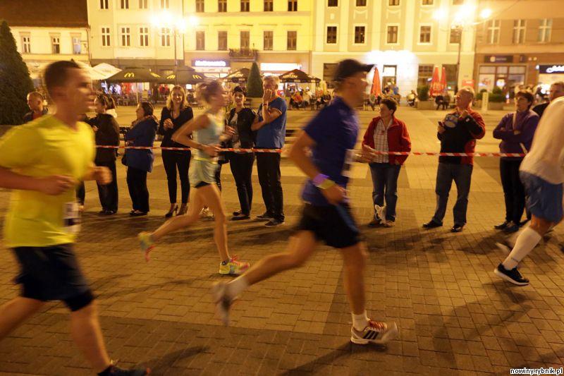Uczestnicy płmaratony biegną przez rynek / Dominik Gajda