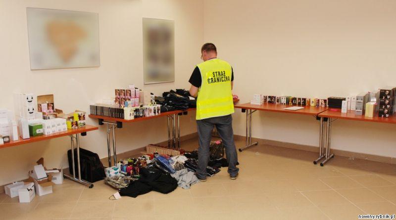Strażnicy graniczni skonfiskowali podrobione perfumy i odzież. / ŚMOSG Racibrz