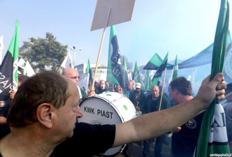 Rząd mami ludzi  oburzają się związkowcy. W kopalniach trwa gotowość strajkowa / Dominik Gajda