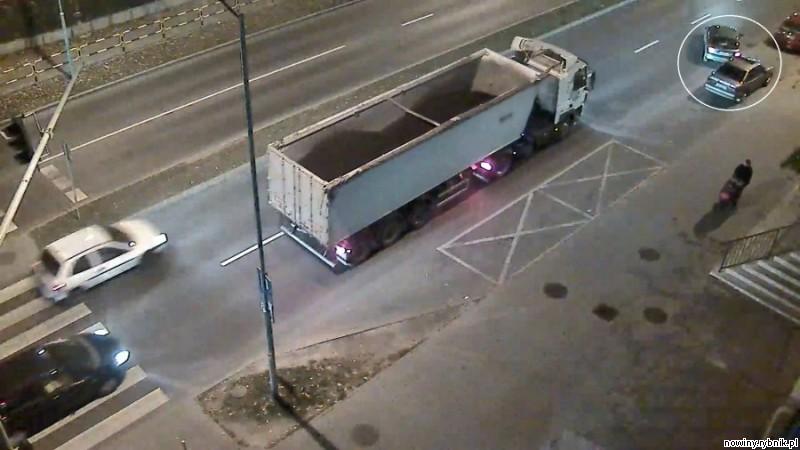 Policja prosi o kontakt kierowcę tej ciężarówki. / Policja Wodzisław