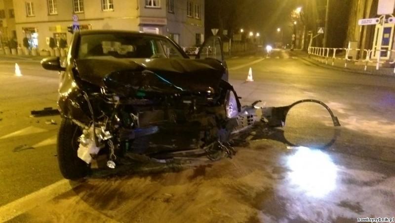 Ten samochód został bardzo poważnie uszkodzony. / Policja Wodzisław