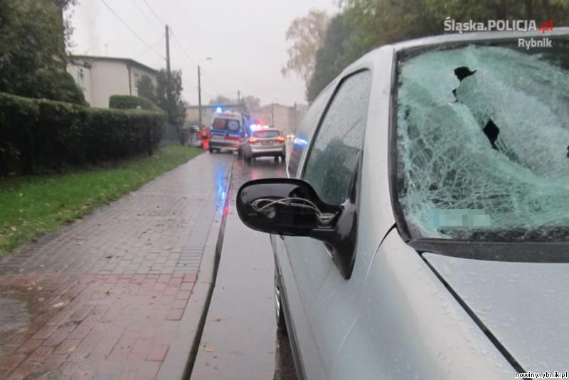 Samochód uderzył w idącego chodnikiem chłopaka. / Policja Rybnik