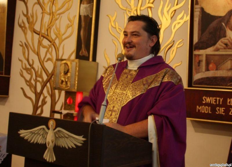 Ksiadz Wojciech Grzesiak w czasie ostatniej mszy w kaplicy / Adrian Karpeta