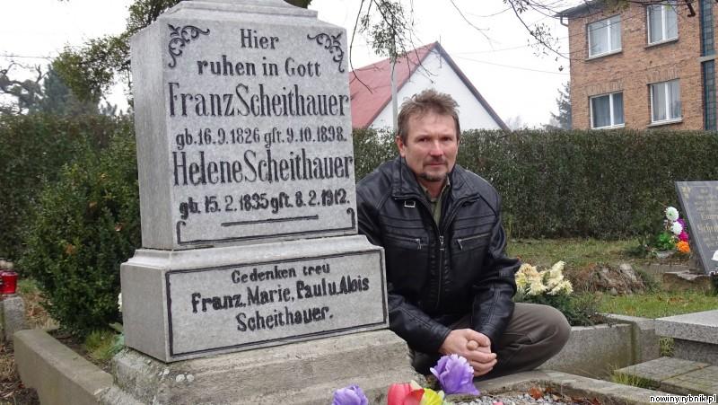 Marian Scheithauer na ewangelickim cmentarzu na Maruszach, przy grobie prapradziadków. Franz był wnukiem Michaela, Helena była z domu Firla. / Iza Salamon