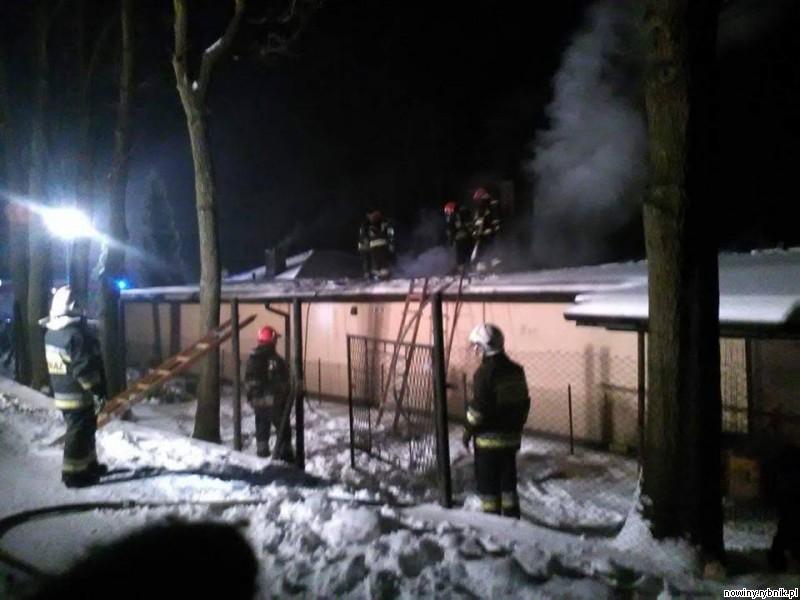 Strażacy gasili pożar dachu w budynku mieszkalnym. / OSP Przegędza