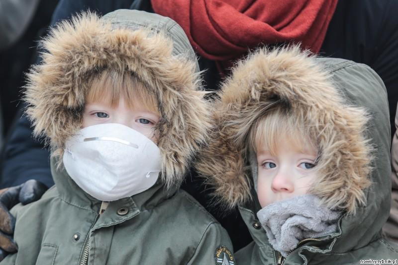 Dzieci w maskach. To im najbardziej szkodzi smog / Dominik Gajda