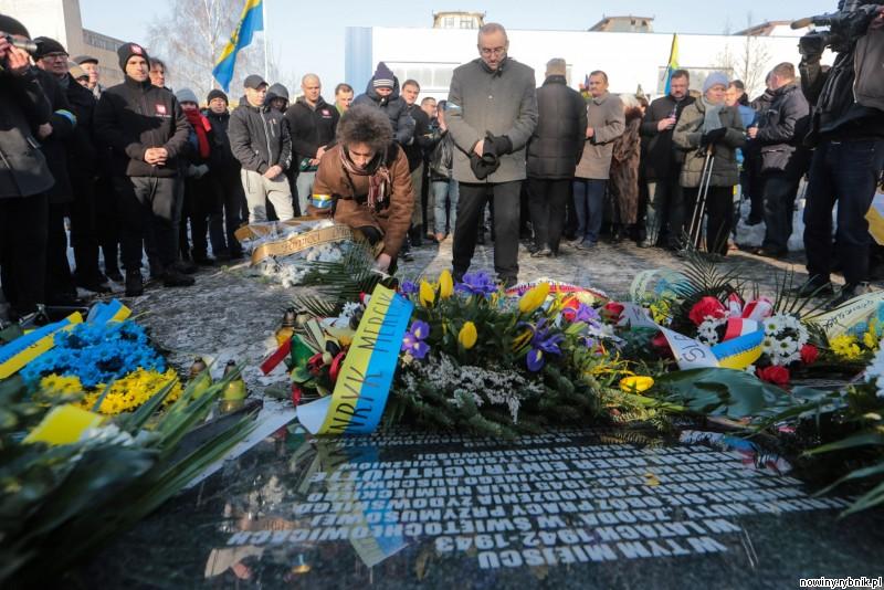 Uczestnicy złożyli kwiaty pod bramą obozu Świętochłowice-Zgoda / Dominik Gajda