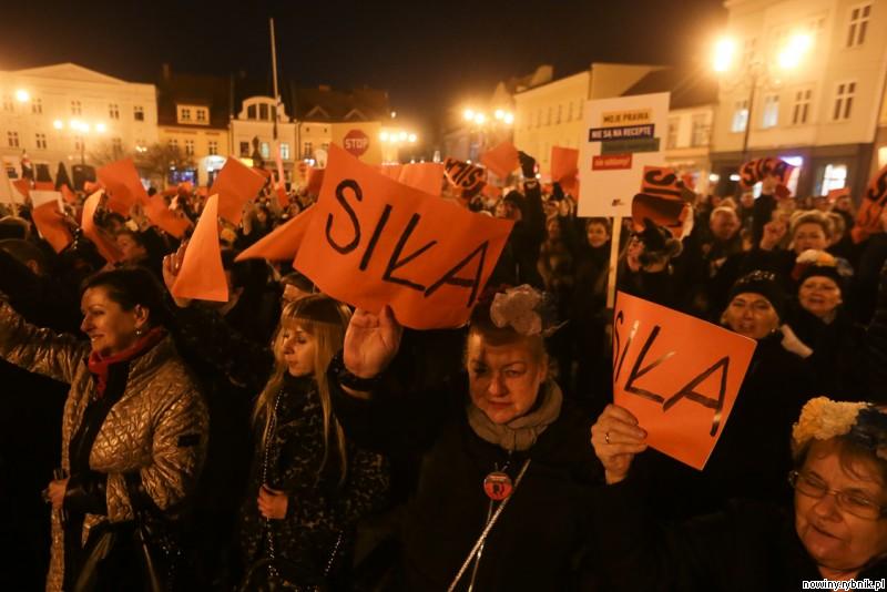 Czerwona kartka dla rządu PiS. Rybnicki strajk kobiet miał mocno antyrządową wymowę / Dominik Gajda