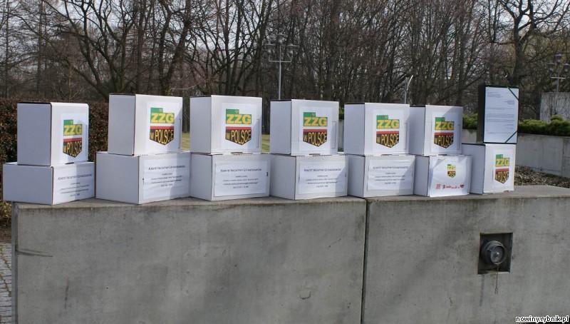 Skrzynki z tysiącami podpisów w sprawie deputatu / ZZG w Polsce