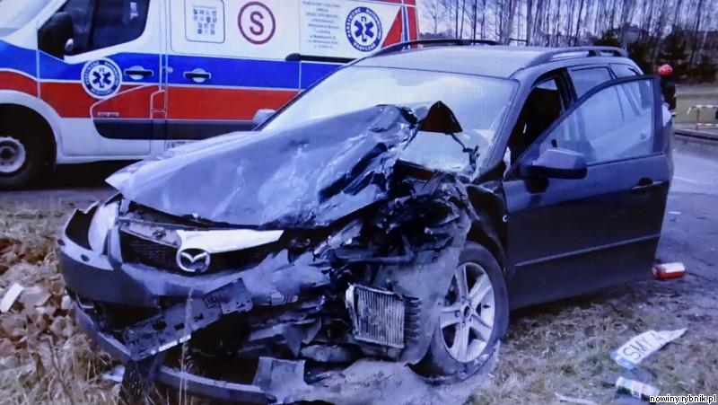 Kierujący fiatem i pasażerka tego samego pojazdu trafili do szpitala. / Policja Wodzisław