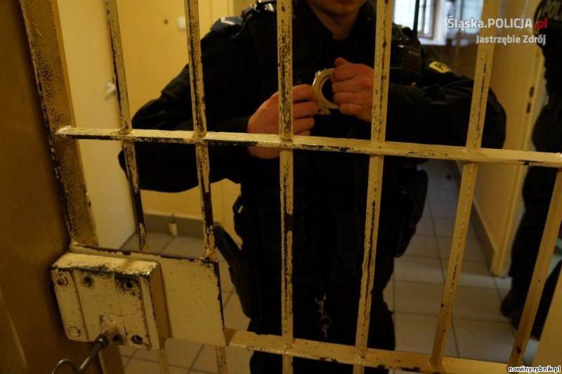 Zatrzymany trafił najpierw do policyjnego aresztu / Policja Jastrzębie-Zdrój