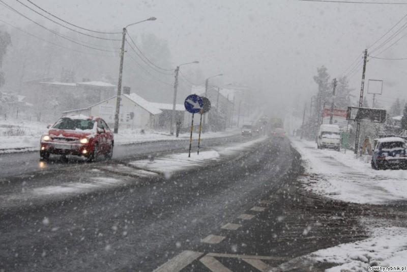 Ulica Wodzisławska w Rybniku. Wciąż sypie śnieg! / Adrian Karpeta
