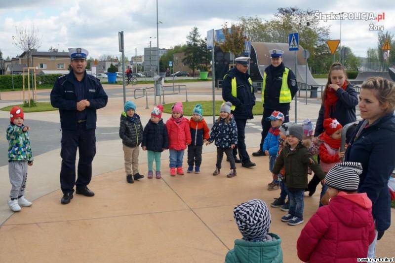 Policja uczy dzieci przez zabawę na świeżym powietrzu / http://zory.slaska.policja.gov.pl/