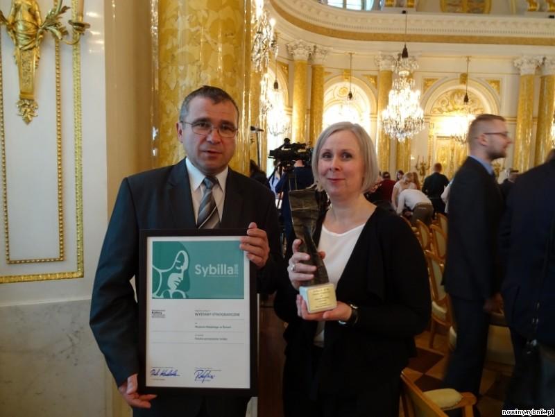 Dr Lucjan Buchalik i Katarzyna Podyma z nagrodą Sybilli / www.zory.pl