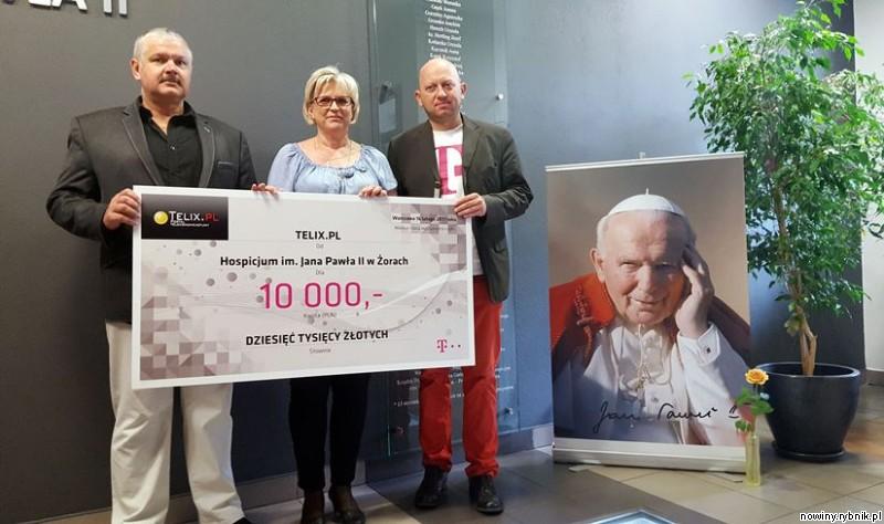 Andrzej Kisiała (z lewej) przekazał czek Dorocie Domańskiej, obok Konrad Mróz z T-Mobile / UM Żory