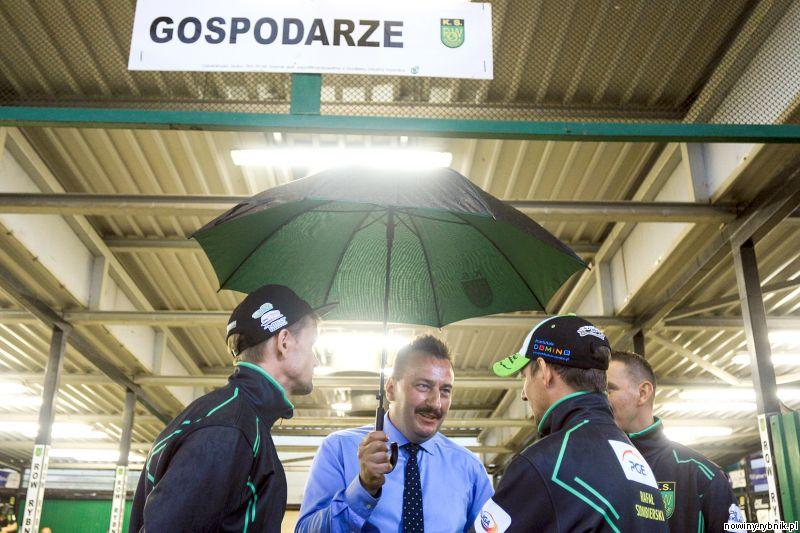 W tym roku parasol to niezbędne wyposażenie żużlowca. Na zdjęciu Krzysztof Mrozek w rozmowie z zawodnikami.  / ARC