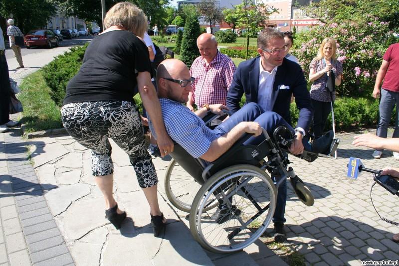 Na wózku inwalidzkim wiceprezydent Piotr Masłowski, pomaga mu prezydent Piotr Kuczera / Lucyna Tyl/UM Rybnik