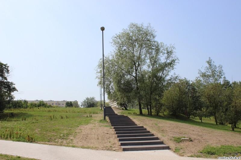 Nowe schody do Parku Cegielnia / www.zory.pl