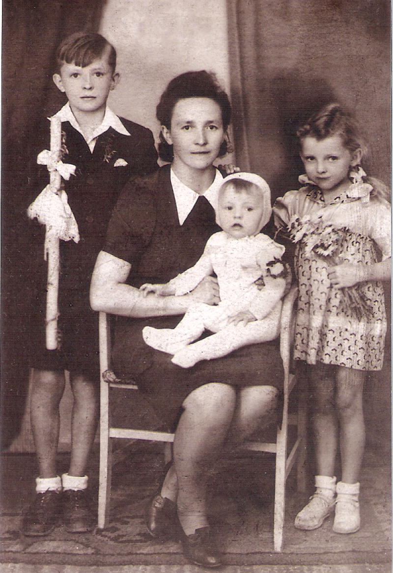 Anna Kania z dziećmi: Wiktorem (na kolanach), Haliną i Eugeniuszem / Archiwum rodzinne